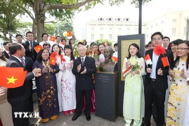 El secretario general del PCV, Nguyen Phu Trong, y los compatriotas rinden homenaje al Presidente Ho Chi Minh en su busto en el Museo de las Civilizaciones Asiáticas (Singapur), el 12 de septiembre de 2012. (Fotografía: VNA)