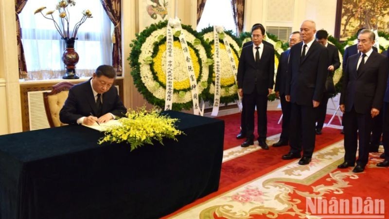 El secretario general del PCCh y presidente de China, Xi Jinping, escribe en el libro de condolencias dedicado al secretario general del PCV, Nguyen Phu Trong. (Fotografía: Nhan Dan)