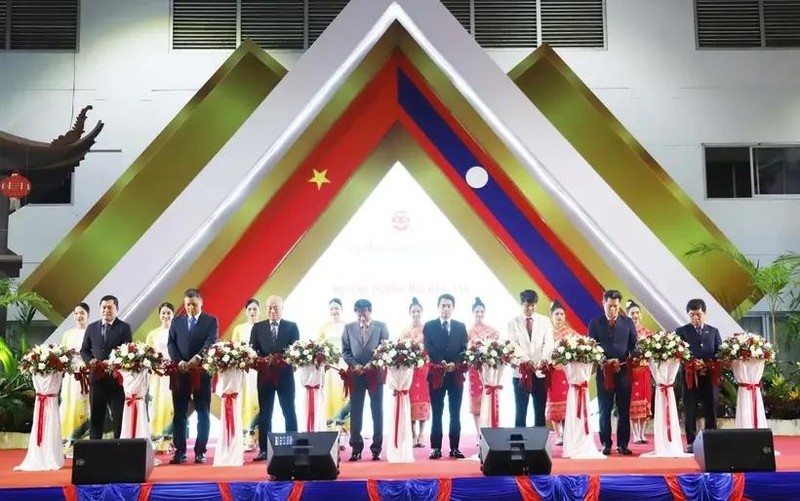 El embajador vietnamita en Laos, Nguyen Ba Hung, y los delegados cortan la cinta de inauguración. (Fotografía: VNA)