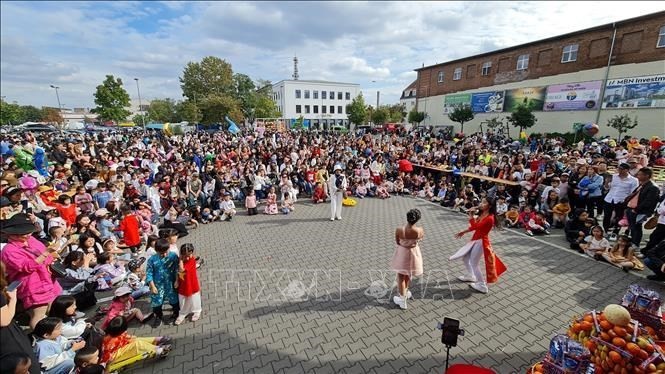 Una de las actuaciones artísticas en el evento. (Fotografía: VNA)