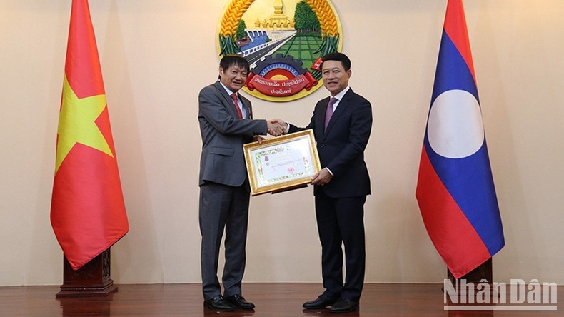 El embajador de Vietnam en Laos, Nguyen Ba Hung (izquierda), recibe la Orden de la Libertad (Issara) de Tercera Clase de Laos. (Fotografía: VNA)