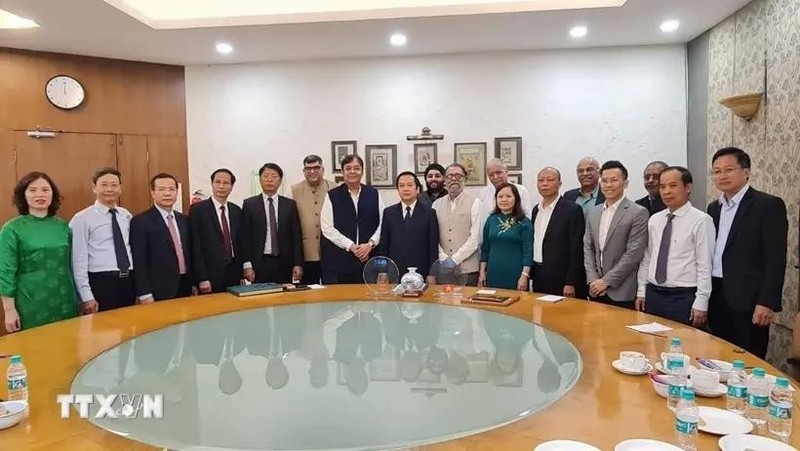 La delegación de Ninh Binh, encabezada por el presidente del Comité Popular provincial, Pham Quang Ngoc, y representantes de la Federación de Agencias de Viajes de la India en la conferencia. (Fotografía: VNA)