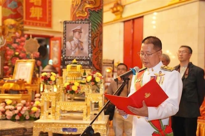 Theetat Phimpha, jefe del Departamento de Asuntos Religiosos, del Ministerio de Cultura de Tailandia, lee la decisión del rey tailandés. (Fotografía: VNA)