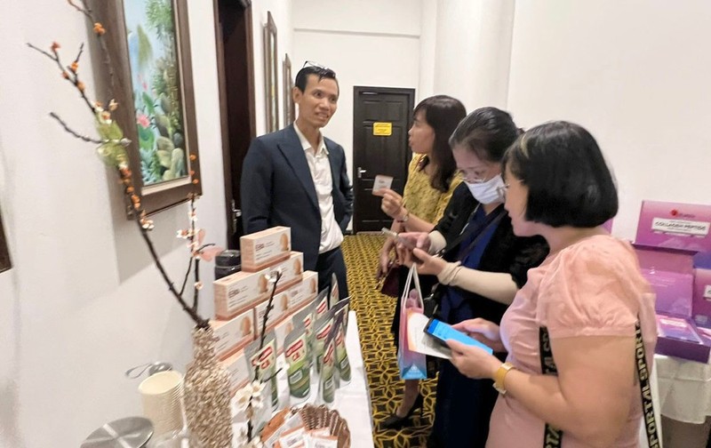 Empresas y socios debaten sobre productos halal para exportación. (Fotografía: hanoimoi.vn)