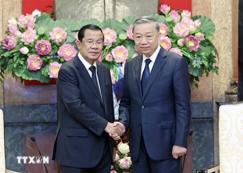 El presidente de Vietnam, To Lam, recibe al presidente del Partido Popular de Camboya y titular del Senado de Camboya, Samdech Hun Sen, el 25 de julio de 2024. (Fotografía: VNA)