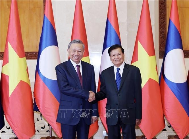 El presidente de Vietnam, To Lam (izquierda), y el secretario general del PPRL y el presidente de Laos, Thongloun Sisoulith, el 11 de julio de 2024. (Fotografía: VNA)