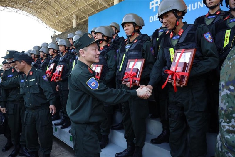 El viceministro de Seguridad Pública vietnamita Nguyen Ngoc Lam entrega obsequios a las fuerzas que participan en el ejercicio. (Fotografía: bocongan.gov.vn)