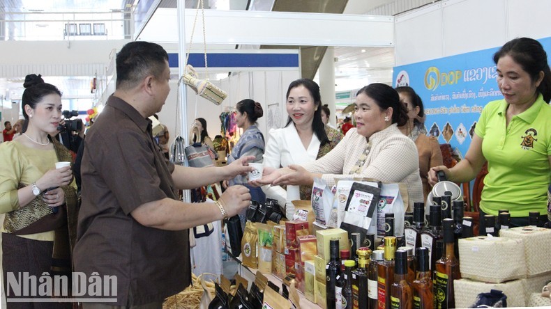 Un stand de Laos en la feria. (Fotografía: Nhan Dan)