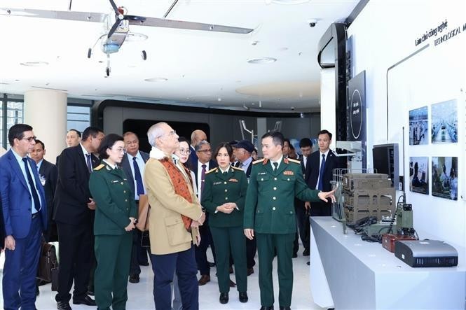 El presidente de Timor Oriental, José Ramos-Horta, y los delegados visitan el museo del grupo Viettel. (Fotografía: VNA)