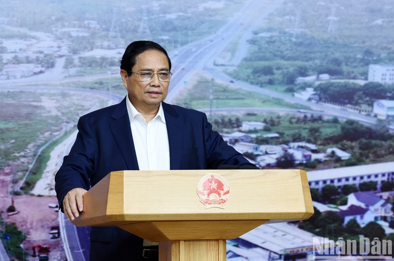 El primer ministro Pham Minh Chinh interviene en la reunión. (Fotografía: Nhan Dan)