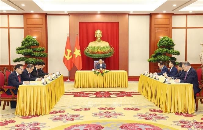 El secretario general del Partido Comunista y presidente de Vietnam, To Lam, sostiene una llamada telefónica con el presidente de Rusia, Vladimir Putin. (Fotografía: VNA)