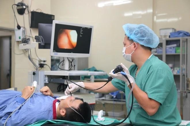 El médico comprueba la salud del paciente después del trasplante. (Fotografía: VNA)