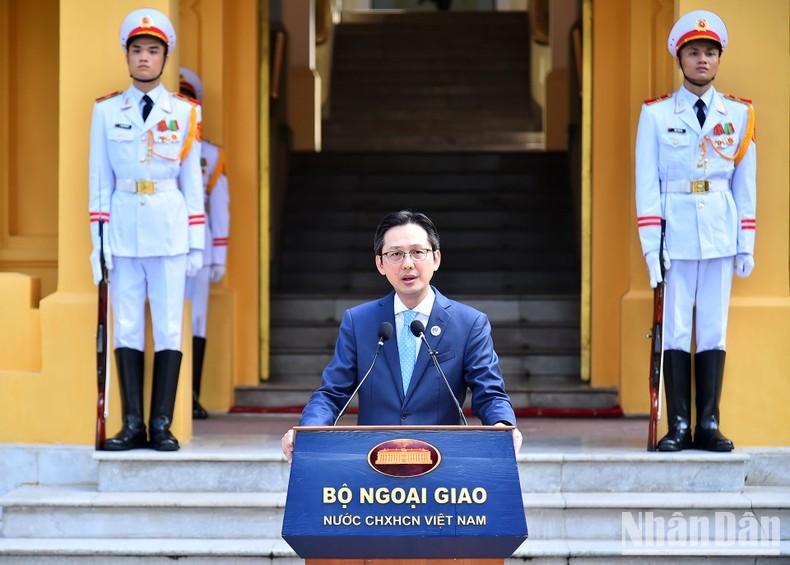 El viceministro de Relaciones Exteriores de Vietnam Do Hung Viet interviene en el acto. (Fotografía: Nhan Dan)