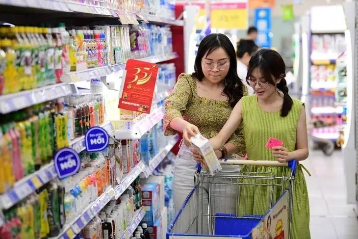 Gente hace la compra en supermercados. (Fotografía: tuoitre.vn)