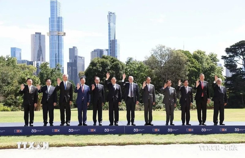 El primer ministro australiano, Anthony Albanese, los jefes de delegaciones y el secretario general de la Asean asisten a la reunión especial para celebrar los 50 años de relaciones Asean-Australia, en Melbourne, el 6 de marzo de 2024. (Fotografía: VNA)