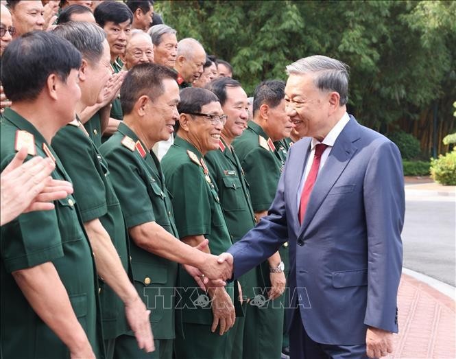 El secretario general del Partido Comunista de Vietnam y presidente del país, To Lam, se reúne con los veteranos de la División 308 del Ejército Popular de Vietnam. (Fotografía: VNA)