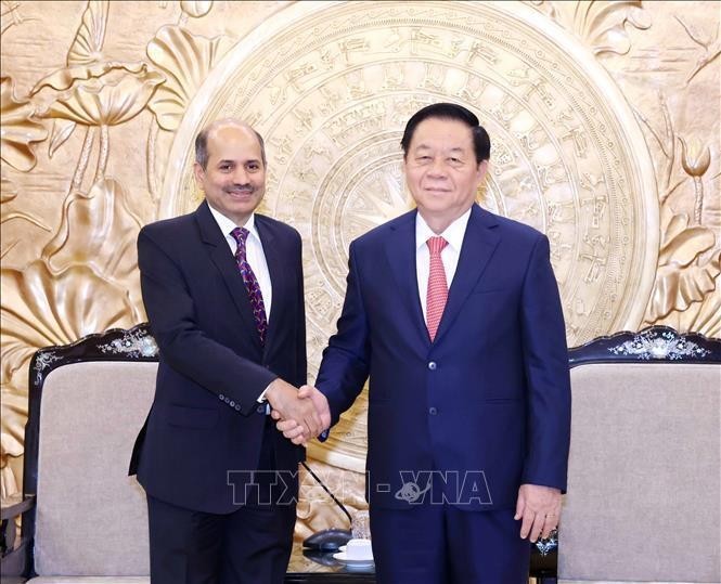 El miembro del Buró Político, secretario del Comité Central del Partido Comunista de Vietnam y jefe de su Comisión de Propaganda y Educación, Nguyen Trong Nghia (derecha), recibe al embajador indio, Sandeep Arya. (Fotografía: VNA)