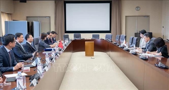 En la reunión de trabajo entre el ministro vietnamita de Información y Comunicación, Nguyen Manh Hung, y el ministro de Estado de Economía, Comercio e Industria de Japón, Kozuki Ryosuke. (Fotografía: VNA)