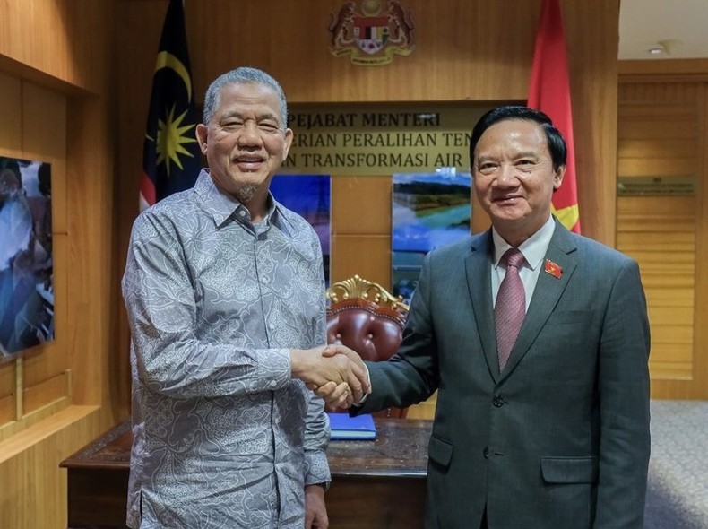 El vicepresidente de la Asamblea Nacional de Vietnam Nguyen Khac Dinh se reúne con el viceprimer ministro y titular de Transición Energética y Transformación de los Recursos Hídricos de Malasia, Haji Fadillah bin Haji Yusof. (Fotografía: VNA)