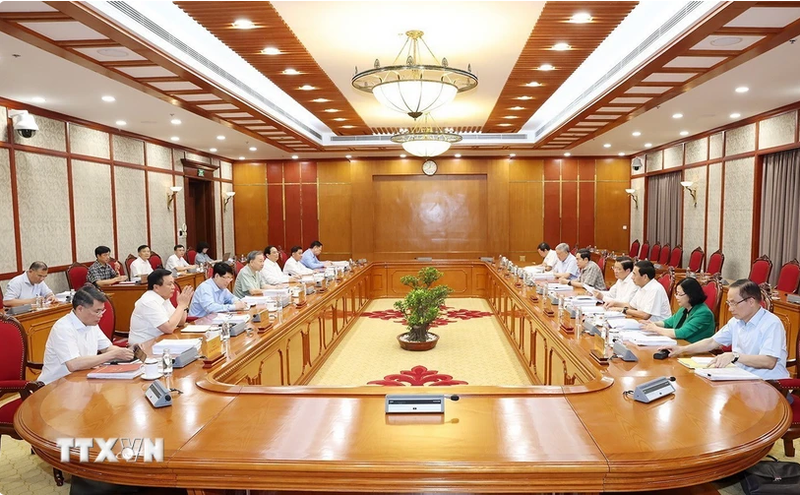 El secretario general del Partido Comunista de Vietnam y presidente del país, To Lam, dirige una reunión del Buró Político. (Fotografía: VNA)