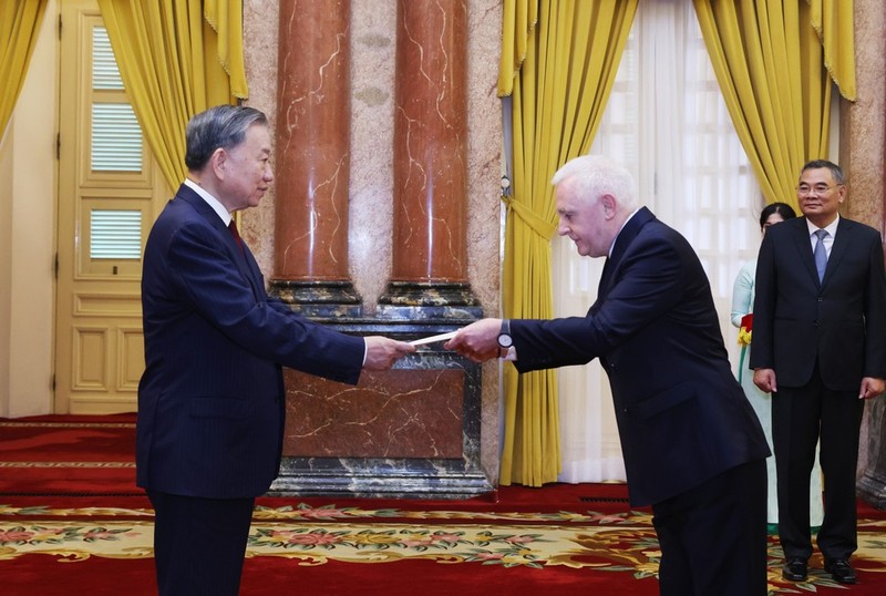 El secretario general del Partido Comunista y presidente de Vietnam, To Lam, y el embajador argentino, Marcos Antonio Bednarski. (Fotografía: VNA)