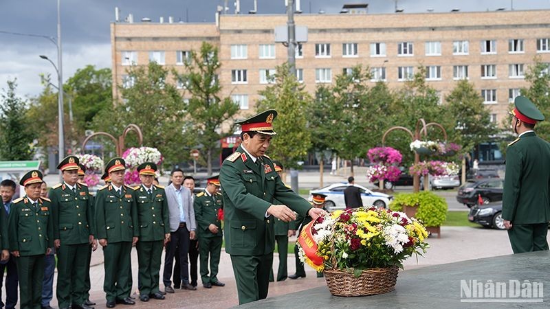 El ministro de Defensa de Vietnam, general Phan Van Giang, coloca una ofrenda floral ante el monumento del Presidente Ho Chi Minh en Moscú. (Fotografía: Nhan Dan)