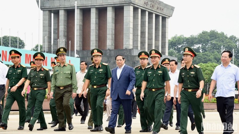 El primer ministro Pham Minh Chinh en la sesión de trabajo sobre la reparación periódica del Mausoleo del Presidente Ho Chi Minh. (Fotografía: Nhan Dan)