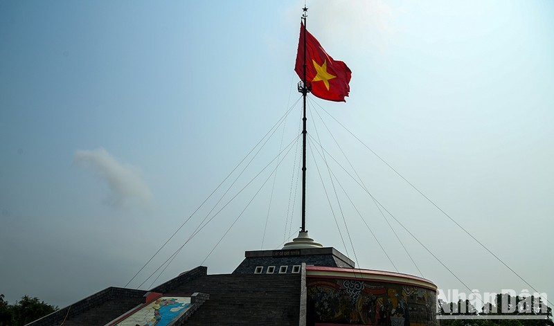 La bandera nacional colocada en la torre de Hien Luong, en el paralelo 17. (Fotografía: Nhan Dan)