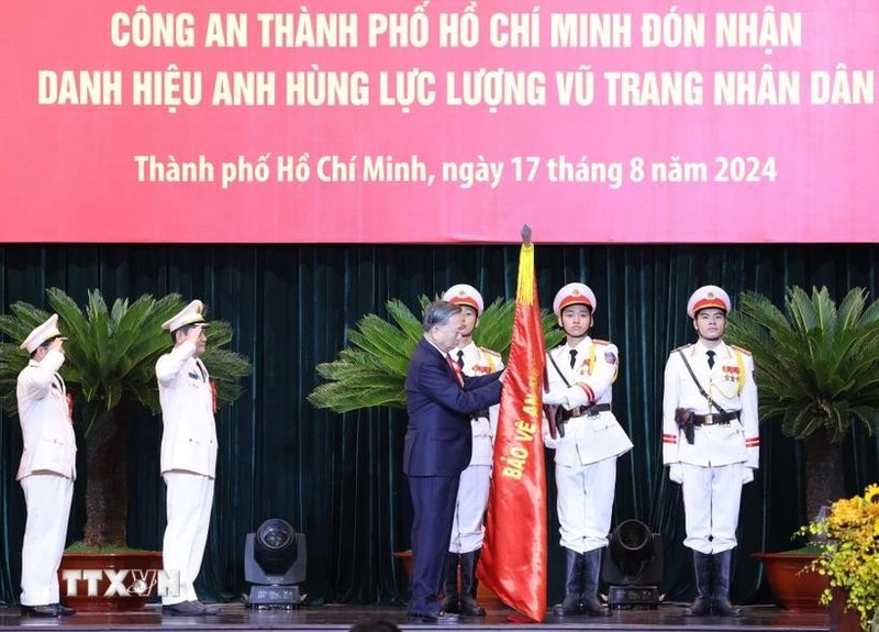 El secretario general del Partido y presidente de Vietnam, To Lam, condecora a la Seguridad Pública de Ciudad Ho Chi Minh con el título del Héroe de las Fuerzas Armadas Populares. (Fotografía: VNA)