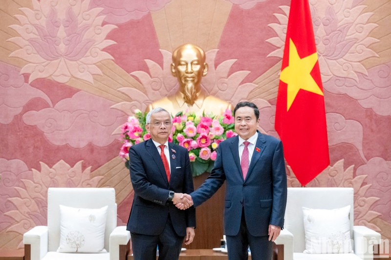 El presidente de la Asamblea Nacional de Vietnam, Tran Thanh Man, y el vicepresidente de la Asamblea Nacional y titular del Comité de Paz y Solidaridad de Laos, Sommad Pholsena. (Fotografía: Nhan Dan)