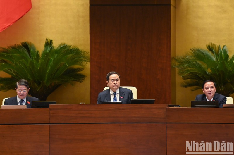 El presidente de la Asamblea Nacional de Vietnam, Tran Thanh Man (centro), en la reunión. (Fotografía: Nhan Dan)