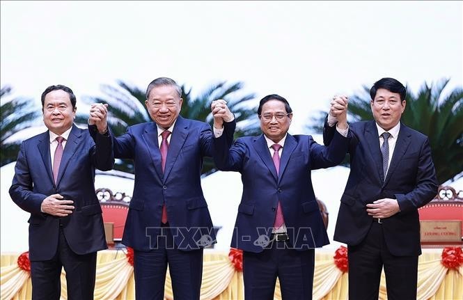 (De la izquierda a la derecha) El presidente de la Asamblea Nacional, Tran Thanh Man; el secretario general del Partido Comunista y presidente de Vietnam, To Lam; el primer ministro, Pham Minh Chinh; el miembro permanente del Secretariado del Comité Central del Partido, Luong Cuong. (Fotografía: VNA)