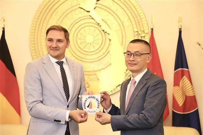 El secretario de Estado de Mecklemburgo-Pomerania Occidental, Patrick Dahlemann, y el embajador de Vietnam en Alemania, Vu Quang Minh. (Fotografía: VNA)