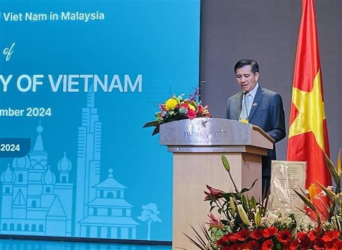 El embajador de Vietnam en Malasia, Dinh Ngoc Linh, habla en el evento. (Fotografía: VNA)