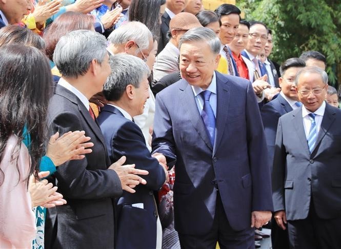 El secretario general del Partido Comunista y presidente de Vietnam, To Lam, y la delegación de la Asociación de Pequeñas y Medianas Empresas de Vietnam. (Fotografía: VNA)