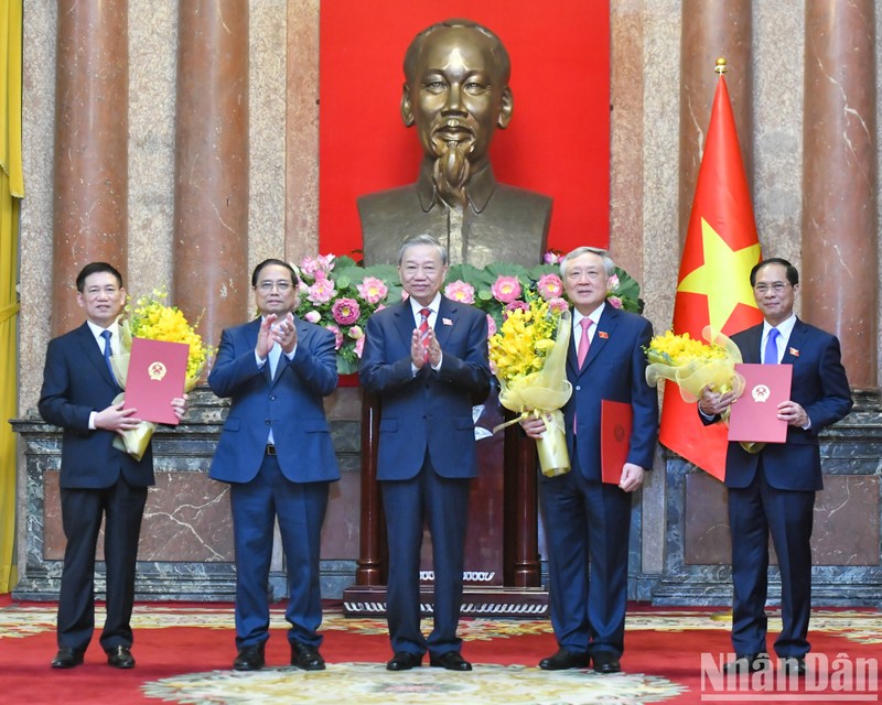 Entrega de decisiones de nombramiento a los tres nuevos vice primeros ministros. (Fotografía: Nhan Dan)