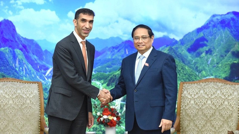 El primer ministro de Vietnam, Pham Minh Chinh, y el ministro de Estado de Comercio Exterior de los EAU, Thani bin Ahmed Al Zeyoudi. (Fotografía: Nhan Dan)