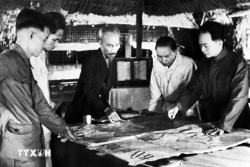 El Presidente Ho Chi Minh (centro), el Comandante en Jefe Vo Nguyen Giap (extrema derecha) y otros camaradas en el Mando de la Campaña de Dien Bien Phu. (Fotografía: VNA)