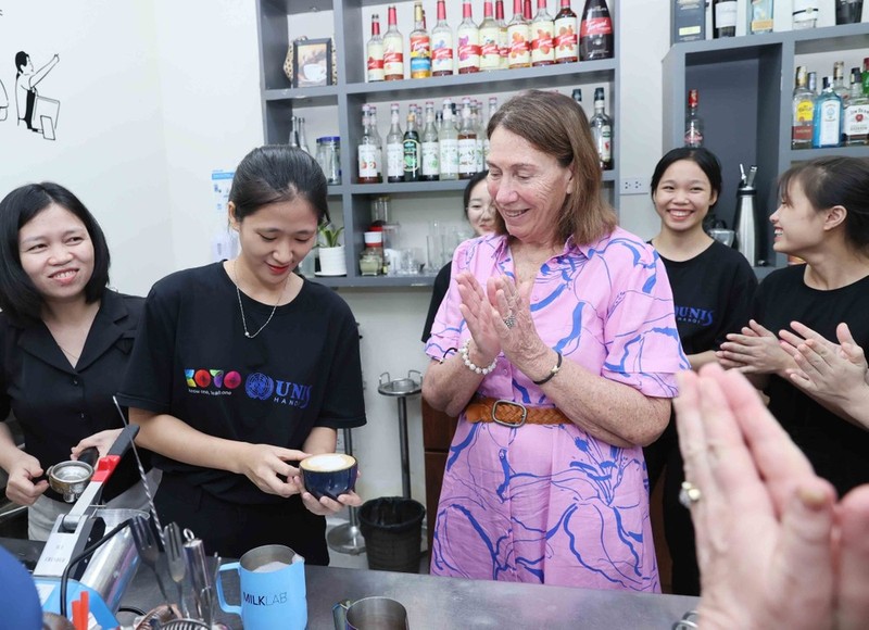 La presidenta del Senado australiano, Sue Lines, visita el centro humanitario KOTO en Vietnam. (Fotografía: VNA)