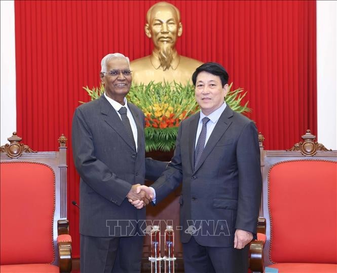 Luong Cuong, miembro del Buró Político y permanente del Secretariado del Comité Central del Partido Comunista de Vietnam, y el secretario general del Partido Comunista de la India, Doraisamy Raja. (Fotografía: VNA)