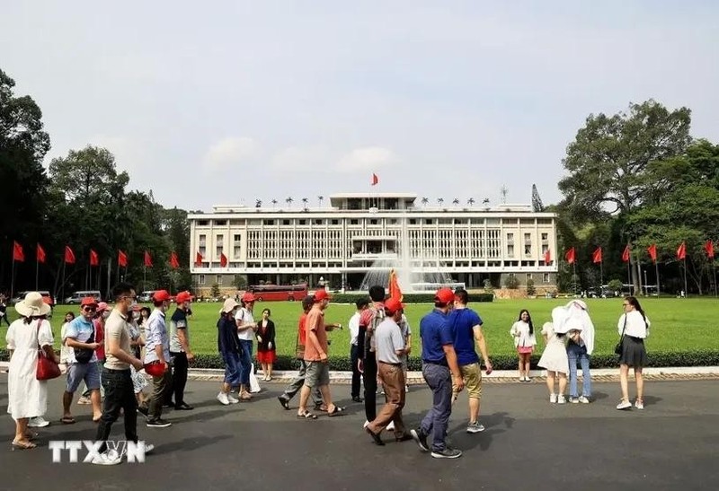 La gente visita el Palacio de la Independencia en Ciudad Ho Chi Minh con motivo del Día Nacional. (Fotografía: VNA)