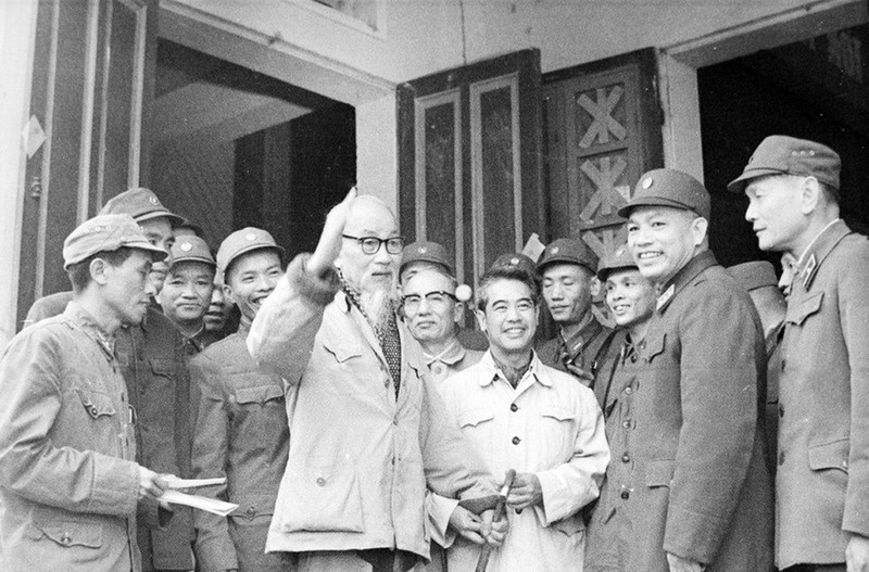 El Presidente Ho Chi Minh visita a soldados aéreos en febrero en 1969. (Fotografía: VNA)