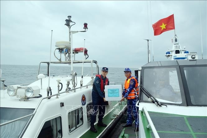 Fuerzas de guardacostas de Vietnam y China realizan patrulla conjunta en el norte del Golfo de Tonkín. (Fotografía: VNA)