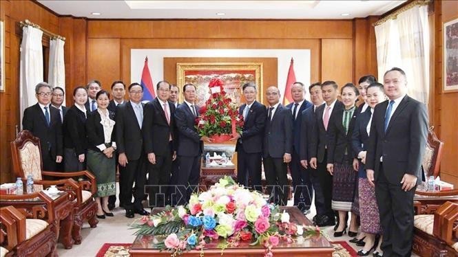 La delegación del Ministerio de Relaciones Exteriores de Laos felicita a la Embajada vietnamita. (Fotografía: VNA)