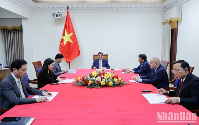 El primer ministro de Vietnam, Pham Minh Chinh, sostiene conversaciones con su homóloga tailandesa, Paetongtarn Shinawatra. (Fotografía: Nhan Dan)