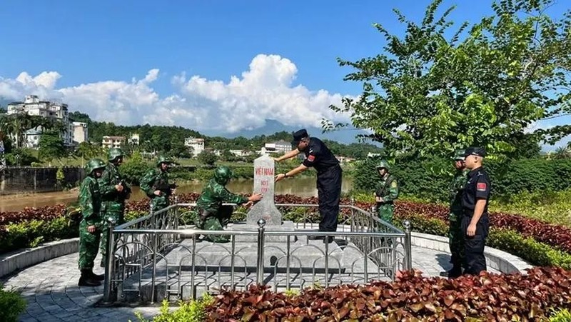 El equipo de patrulla conjunta 1 de la Guardia Fronteriza de la provincia de Lao Cai inspecciona el hito 101. (Fotografía: qdnd.vn)