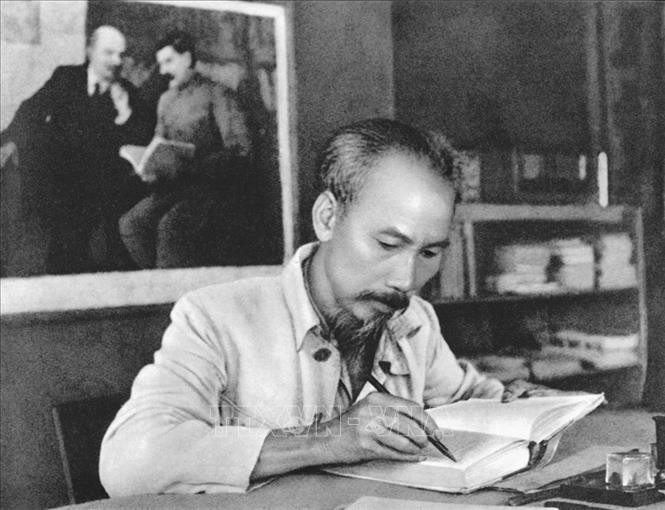 El Presidente Ho Chi Minh en su oficina de trabajo en Viet Bac (1951). (Fotografía: VNA)