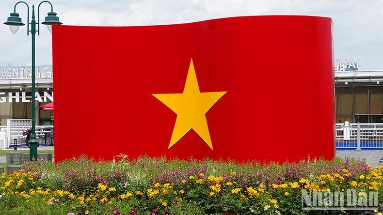 La bandera nacional izada en el parque del muelle de Bach Dang, distrito 1, Ciudad Ho Chi Minh, en ocasión del aniversario del Día Nacional este año. (Fotografía: Vu Anh)