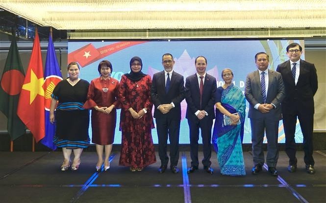 El embajador vietnamita en Bangladés, Nguyen Manh Cuong, y Farida Akhter, asesora del gobierno interino de ese país, junto con representantes de la Asean. (Fotografía: VNA)