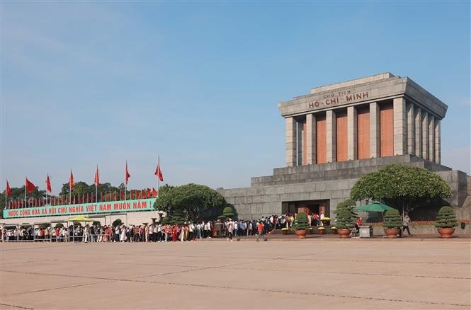 Personas visitan el Mausoleo de Ho Chi Minh. (Fotografía: VNA)